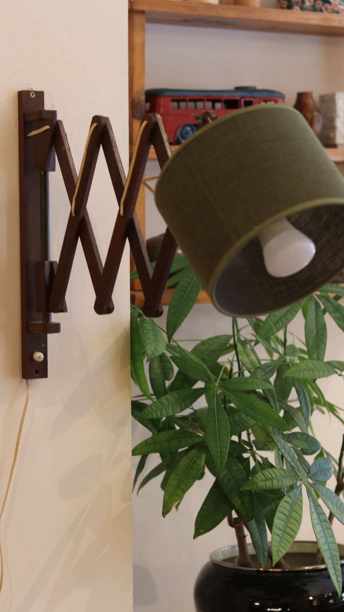 Scandinavian wall lamp in teak, 1960s, with accordion arm.