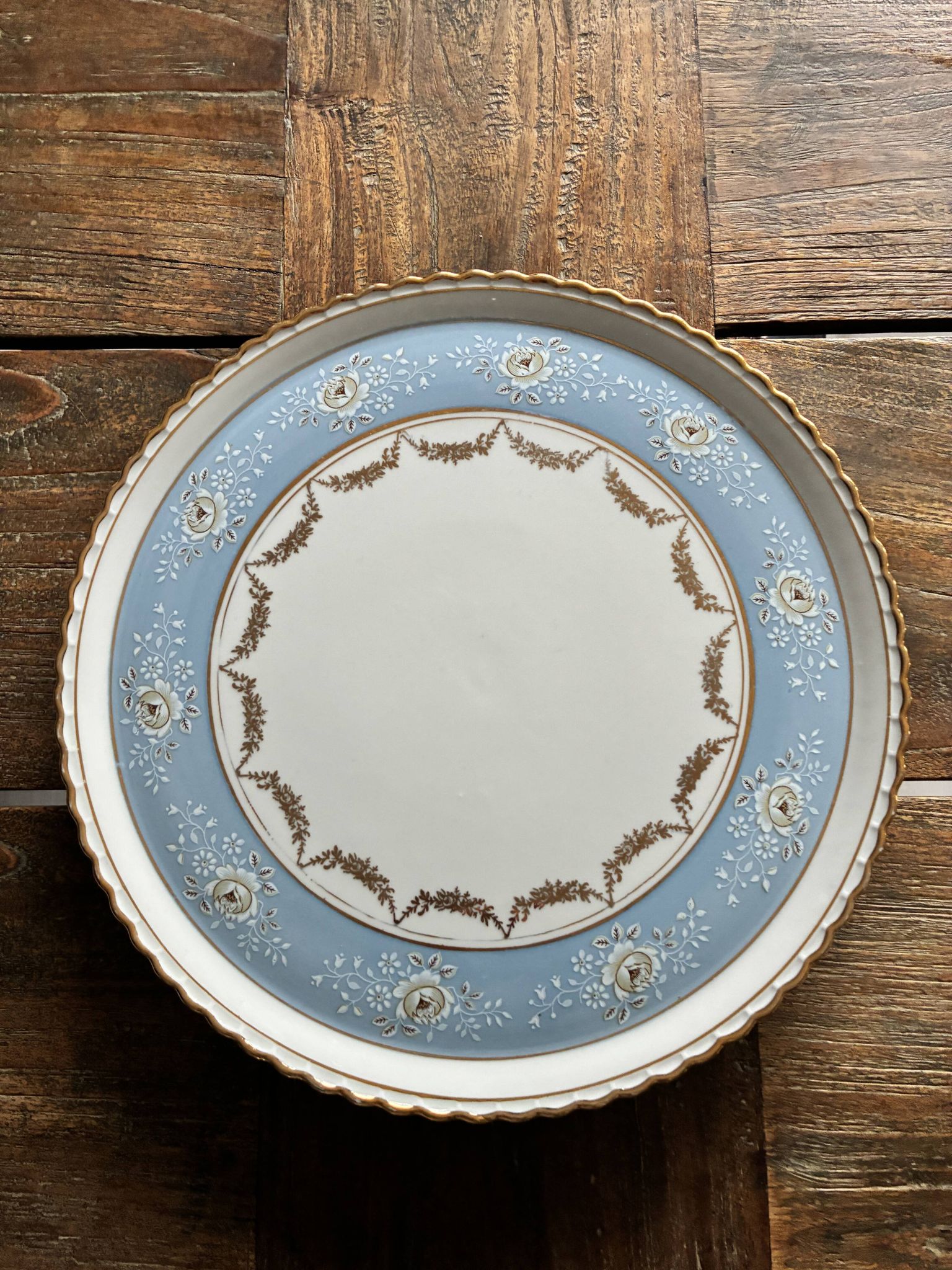 Plat à gâteau bleu pastel en porcelaine d'art