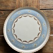 Plat à gâteau bleu pastel en porcelaine d'art