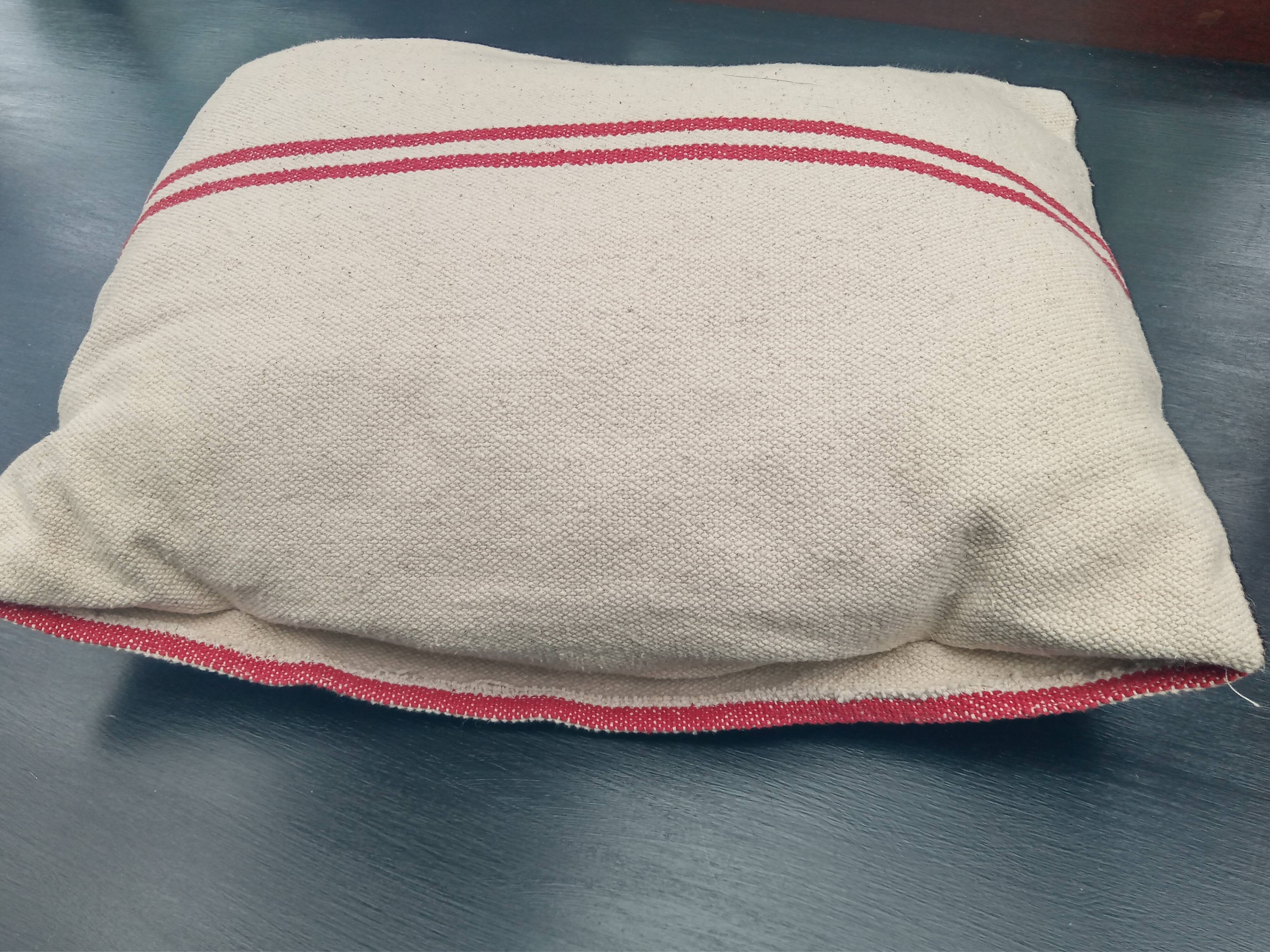 Coussin en chanvre à rayures rouges