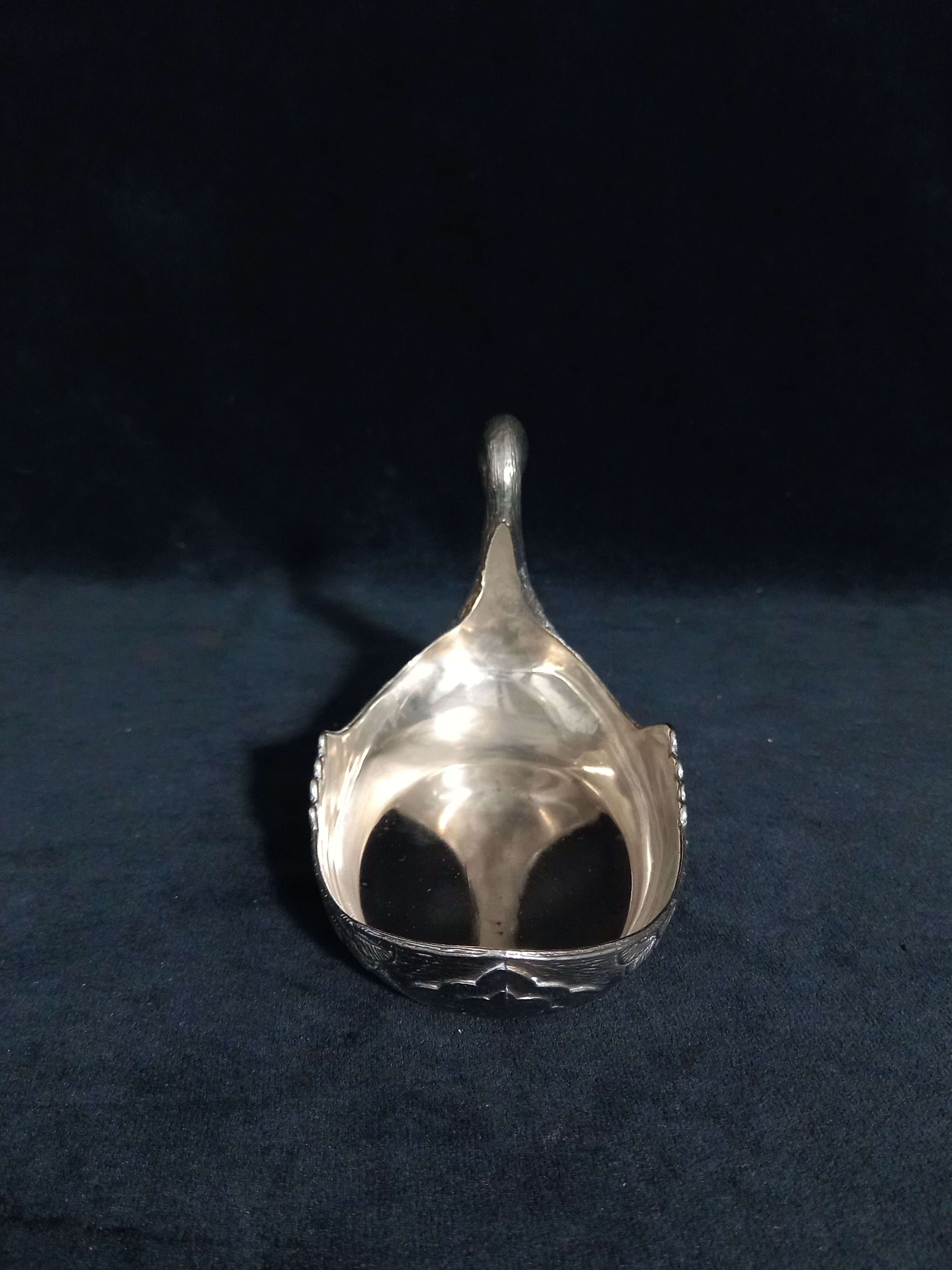 Swan-shaped pouch tray