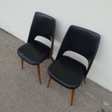 2 chaises en skaï noir pieds compas Louis Paolozzi