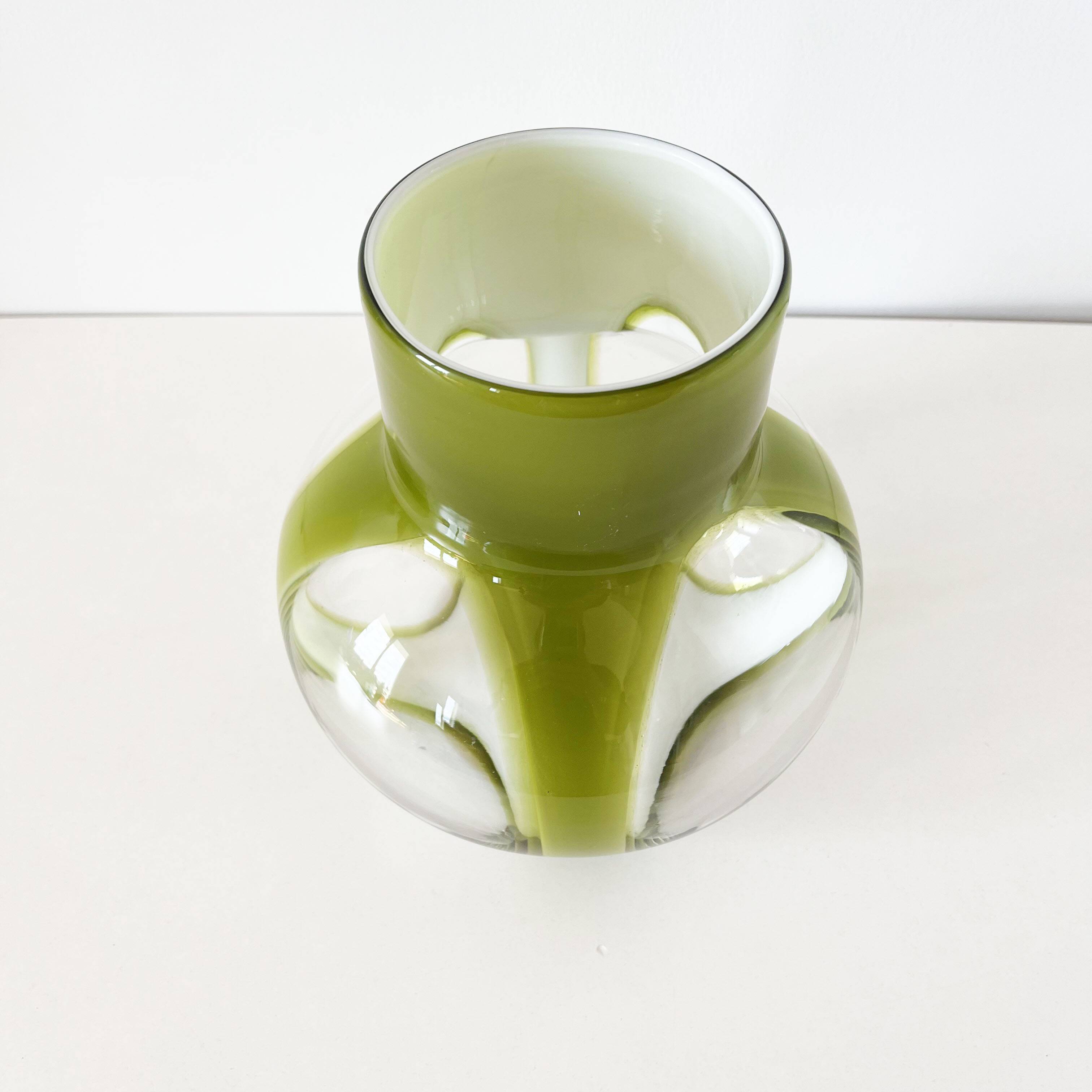 Vase en verre soufflé et opaline vert vintage 1960