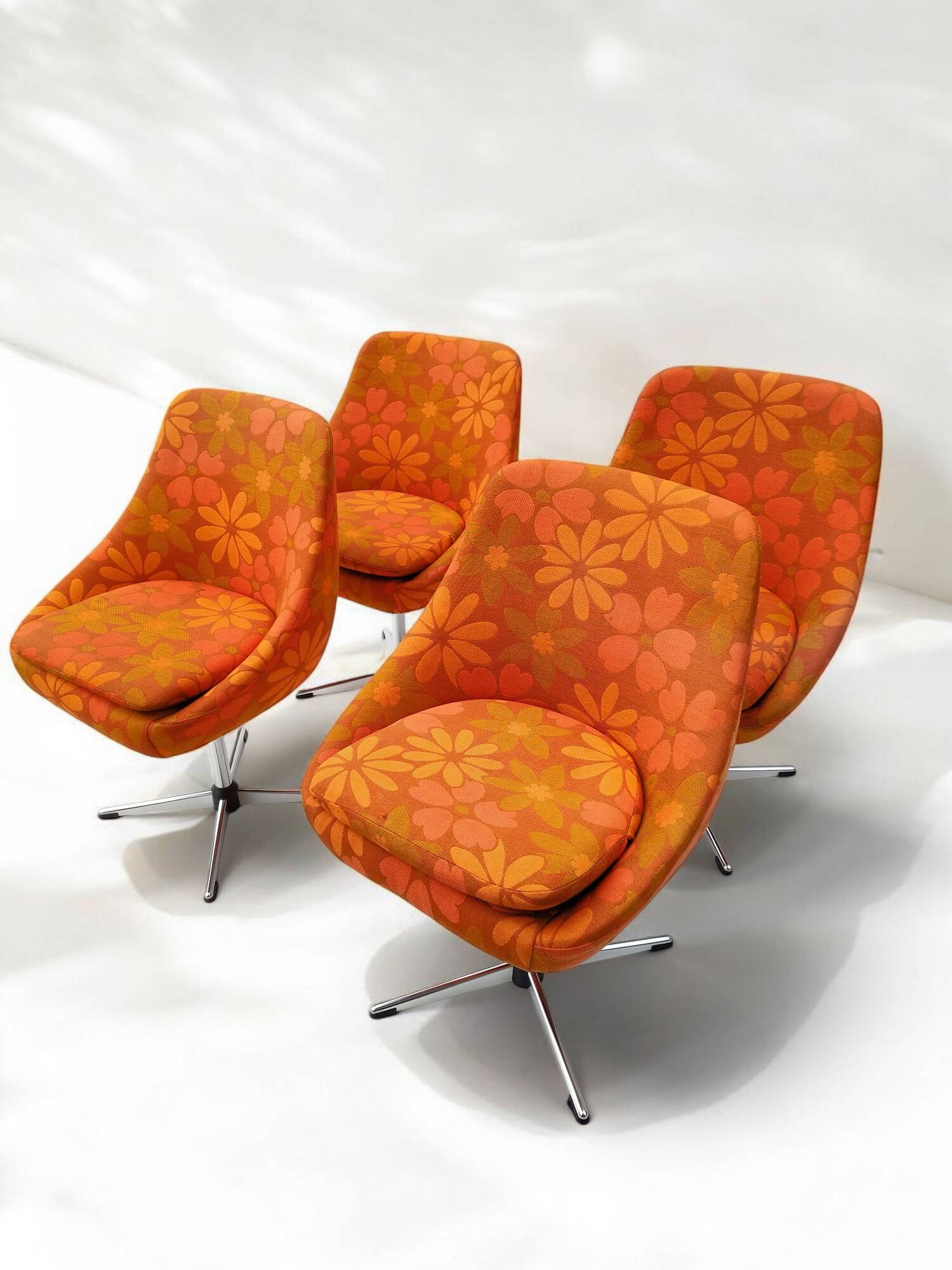 Suite de 4 fauteuils pivotants seventies