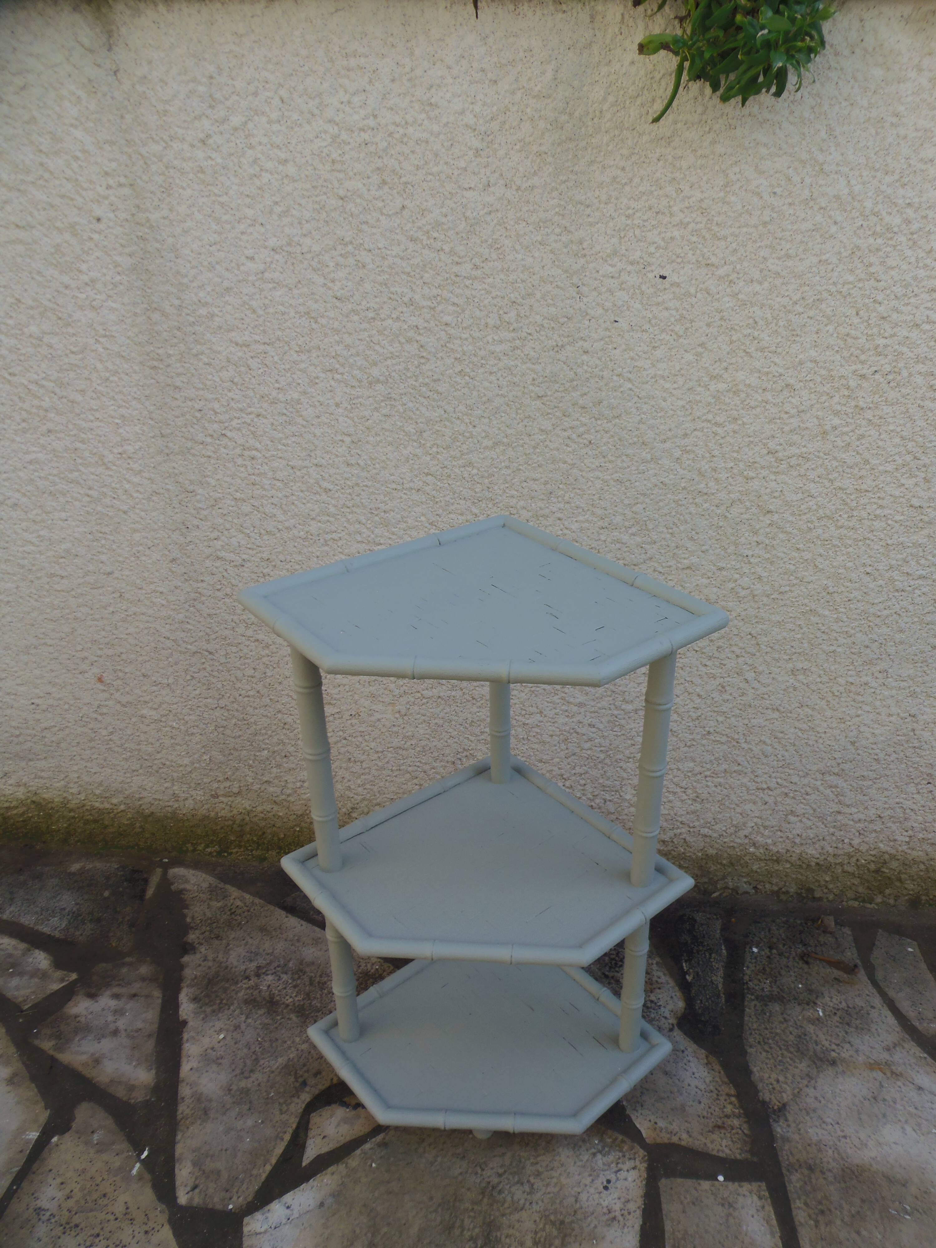 Bamboo shelf sublimated in grey-green.