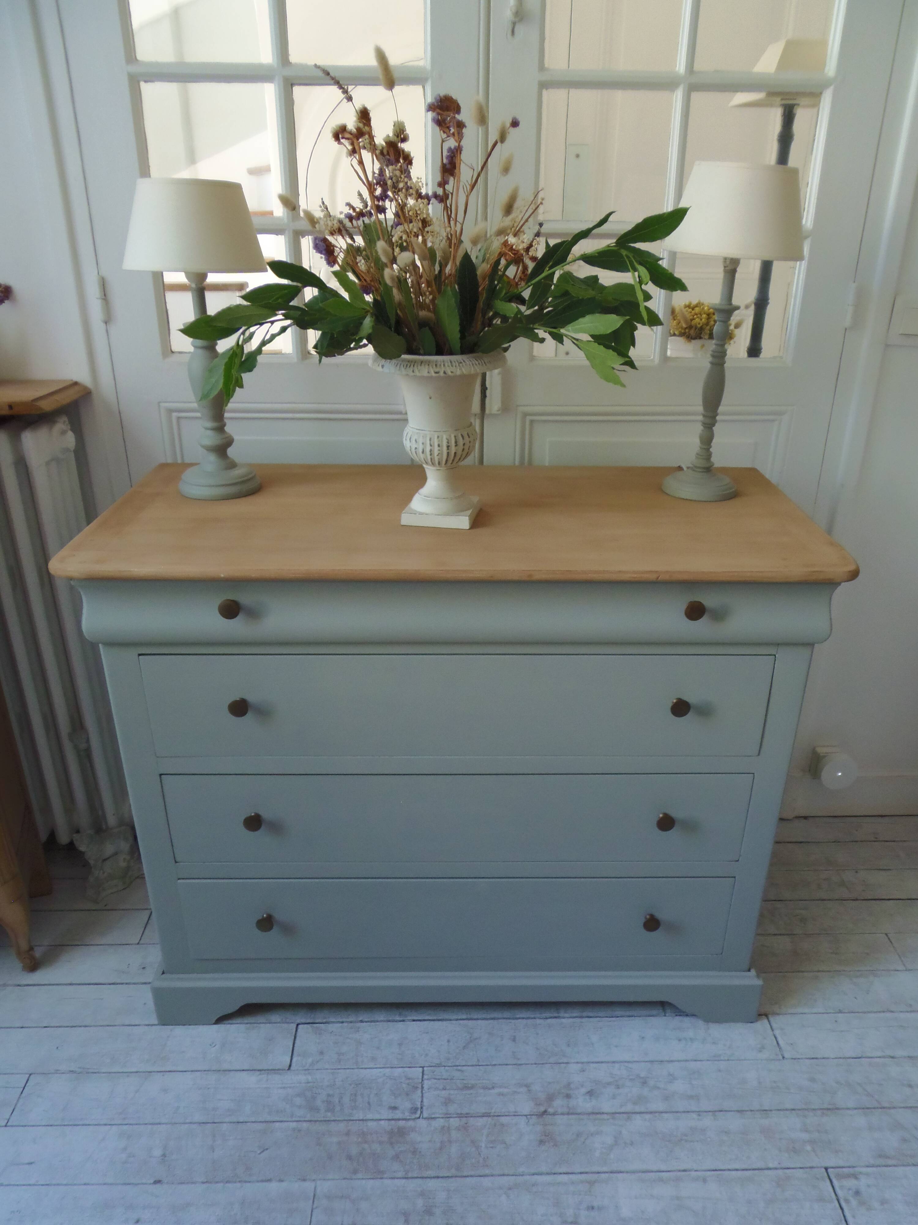 Commode de belle facture style Louis Philippe sublimée en vert de gris