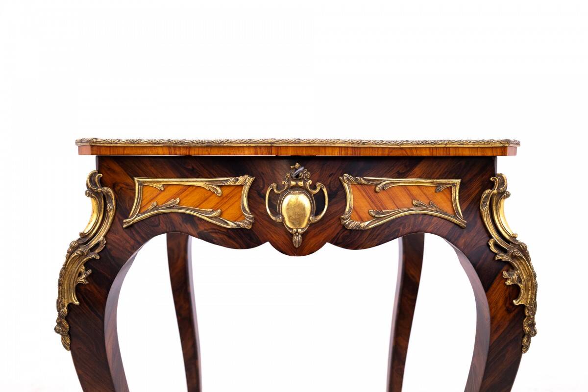 Table basse unique, France, vers 1880.
