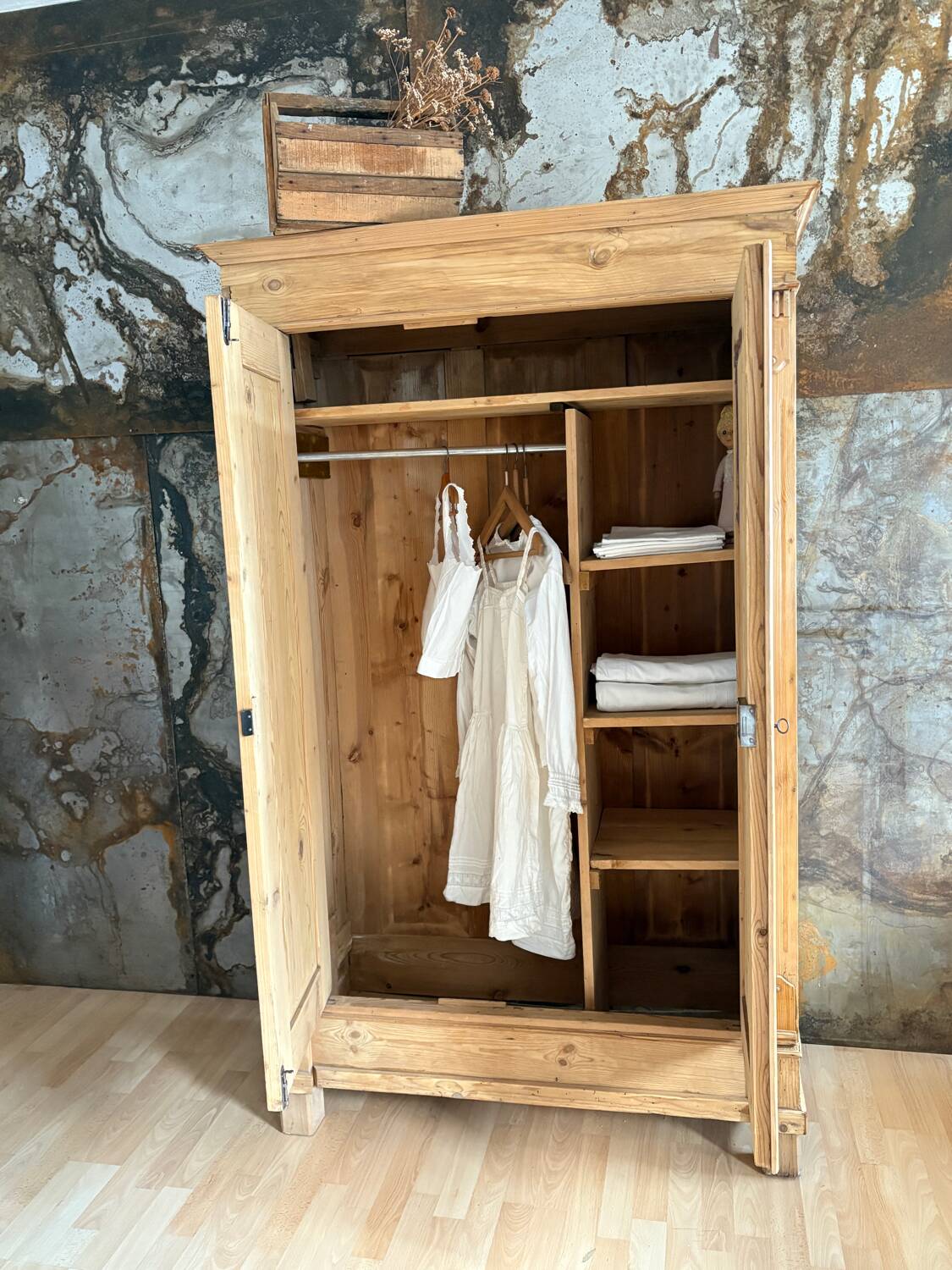 Armoire lingère bois brut