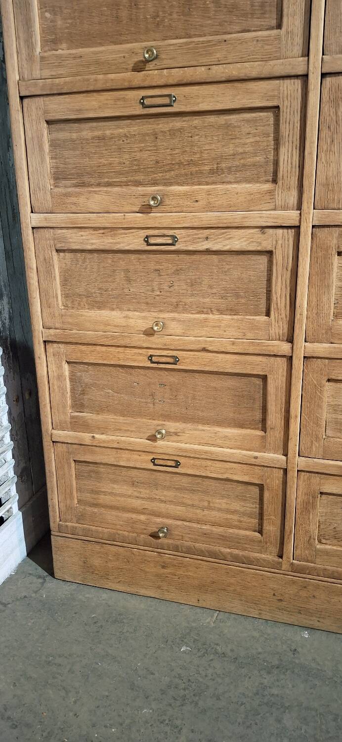 Trade cabinet with flaps