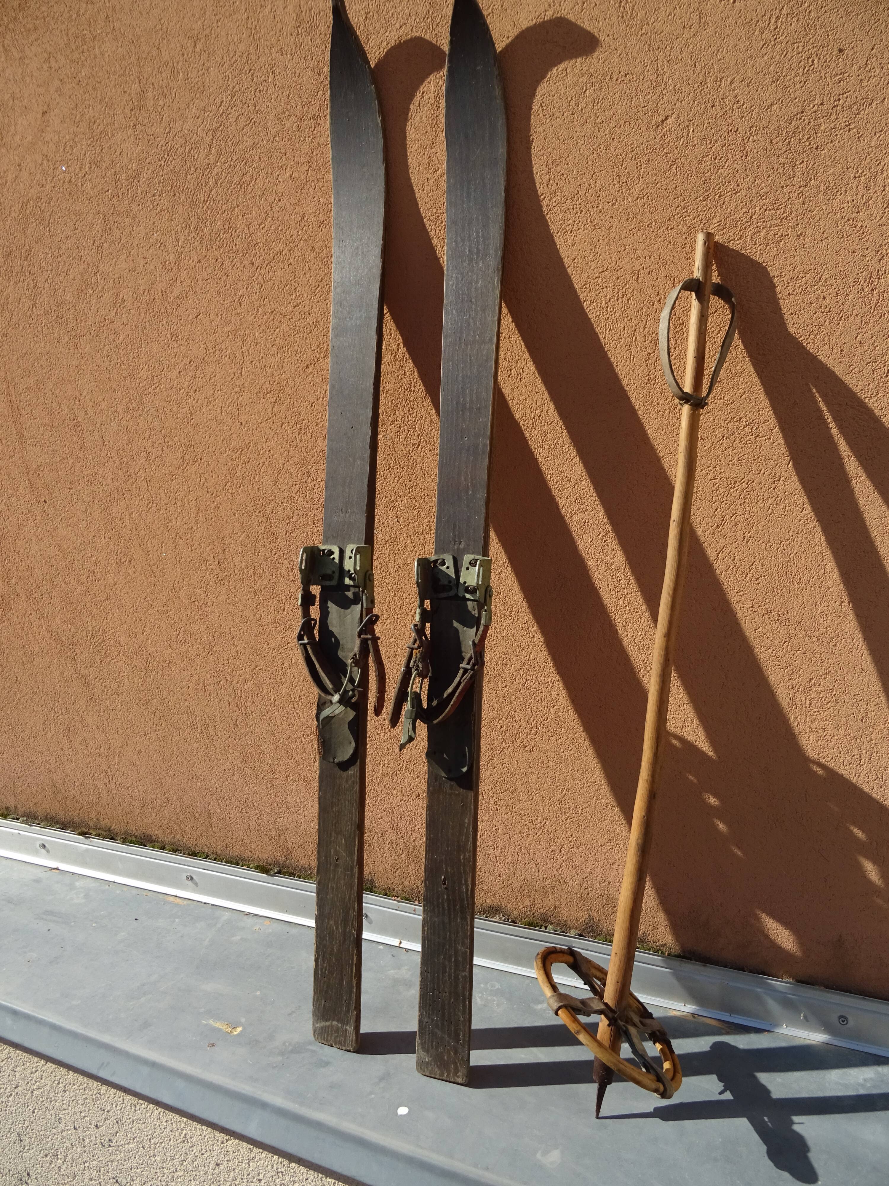 Paire de ski en bois et bâton pour enfant