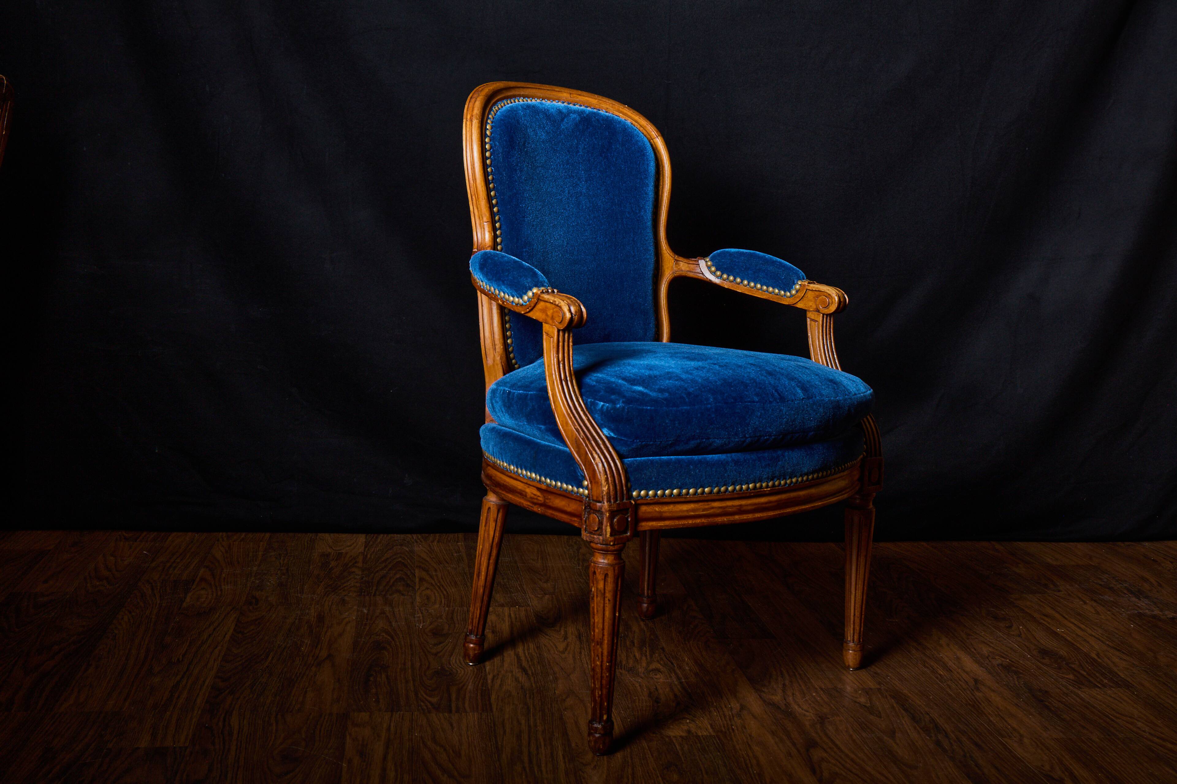 Paire de fauteuils de style Louis XVI rénovés en velours bleu