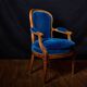Paire de fauteuils de style Louis XVI rénovés en velours bleu