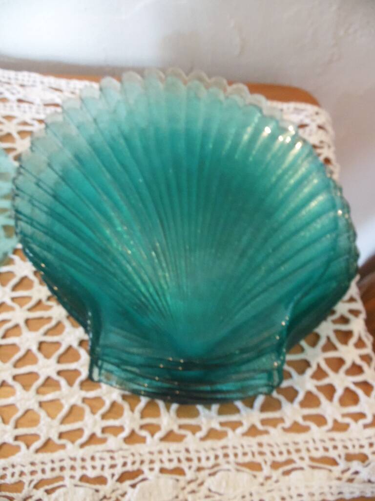 Set of 8 green glass shell plates +1 small