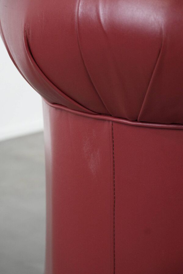Incroyable fauteuil Chesterfield en cuir de vache anglais dans une magnifique couleur rouge.