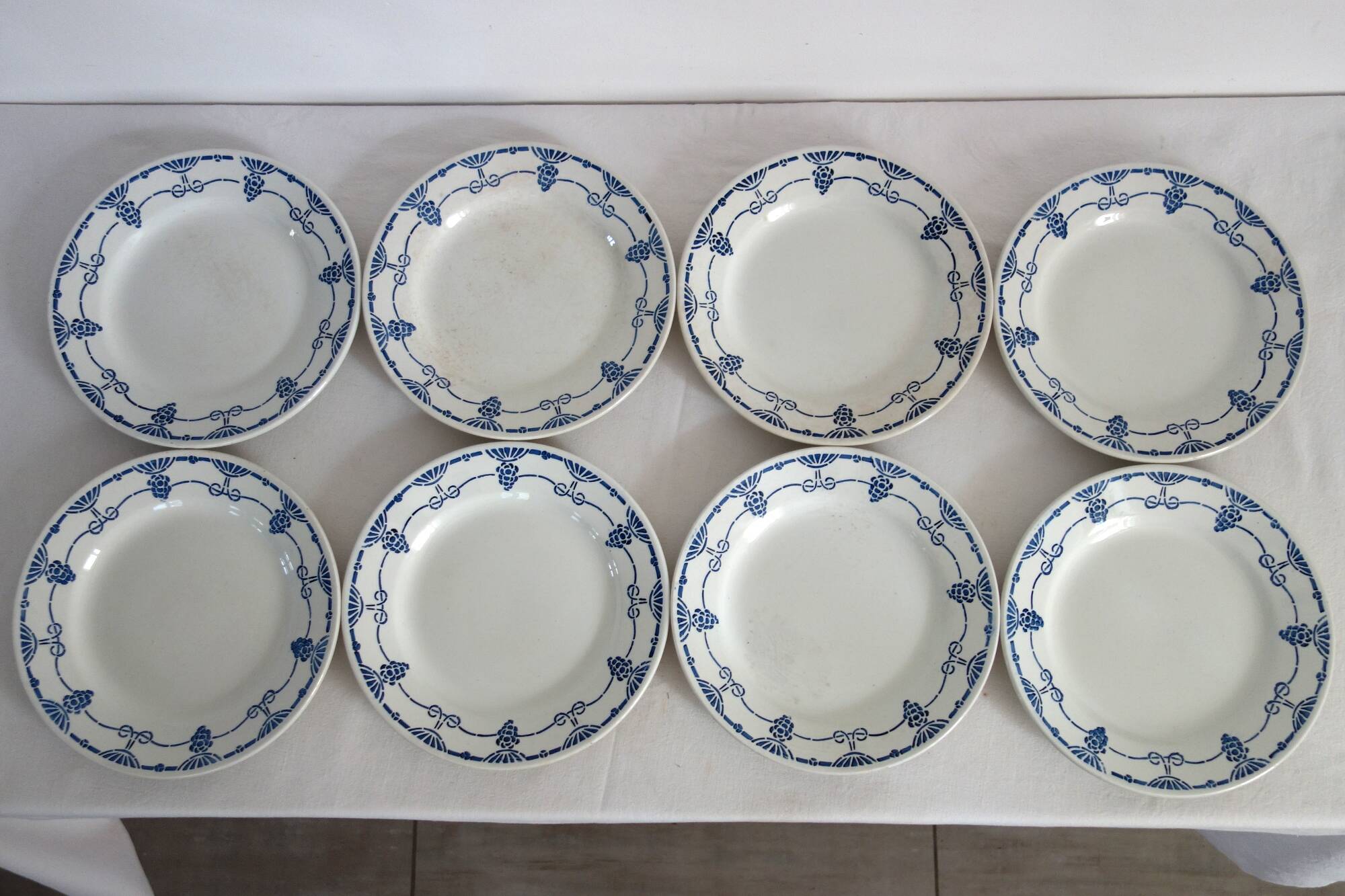 8 dinner plates with vintage Louvois model Nouvelles Galeries dish