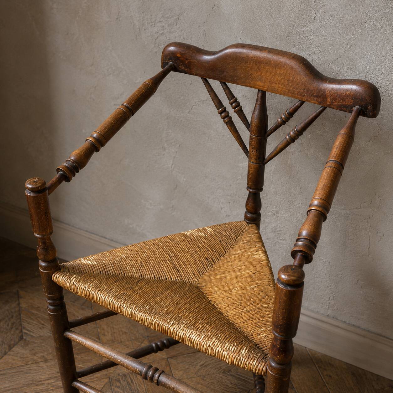 Chaise d'angle ancienne à assise en paille, vers 1880–1910