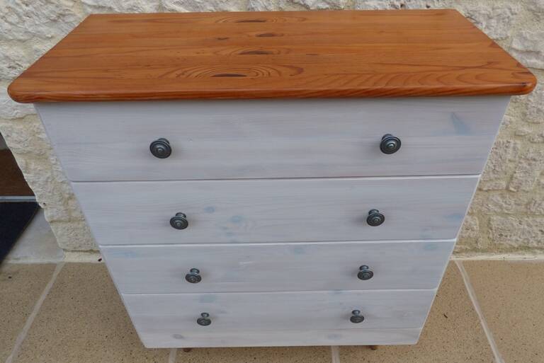 Grande Commode dessus bois 4  tiroirs cérusés blanc gris avec boutons métal