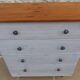 Grande Commode dessus bois 4  tiroirs cérusés blanc gris avec boutons métal