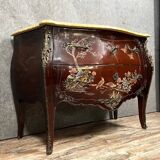Curved lacquer chest of drawers with Chinese decoration