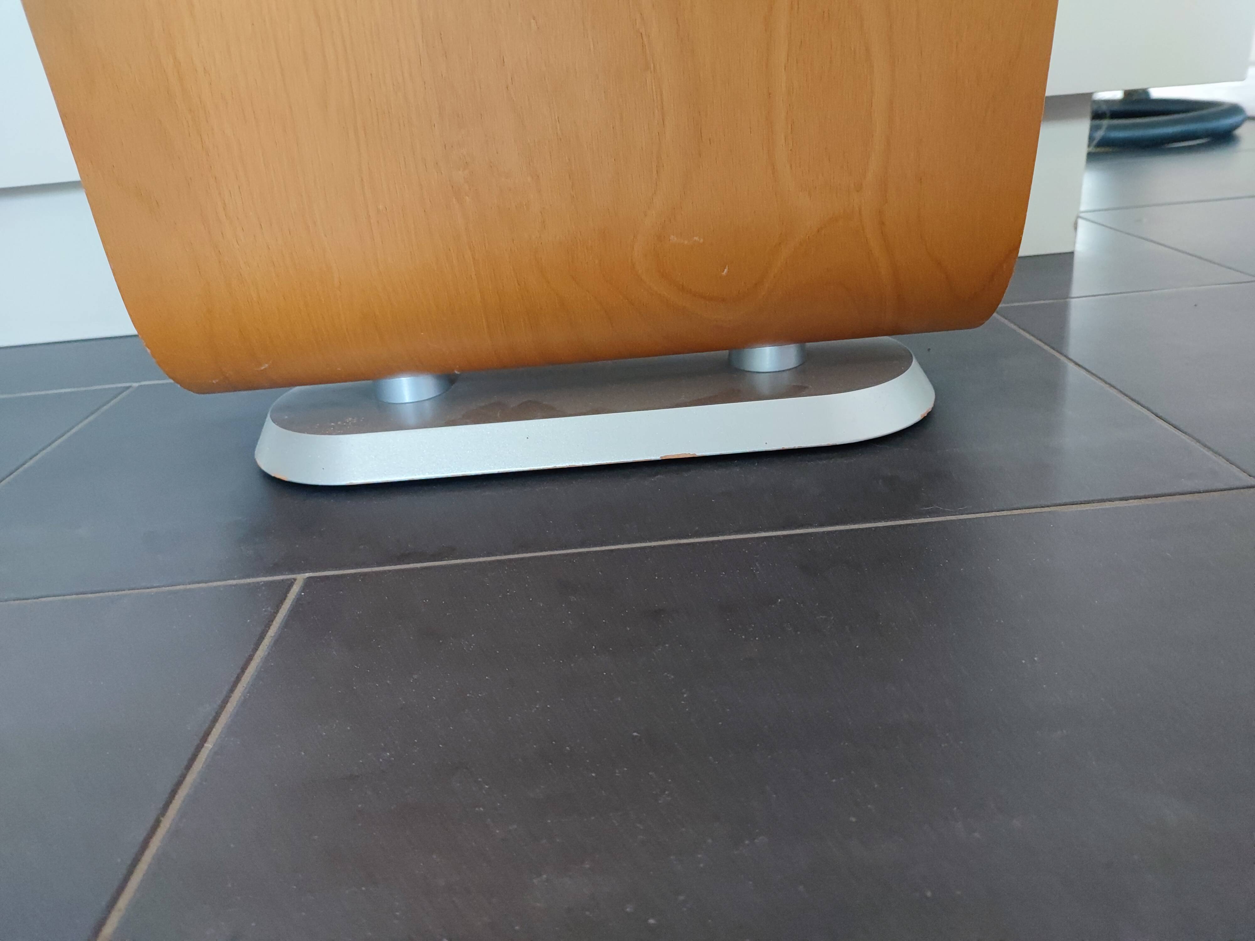 Roset line magazine and newspaper holder