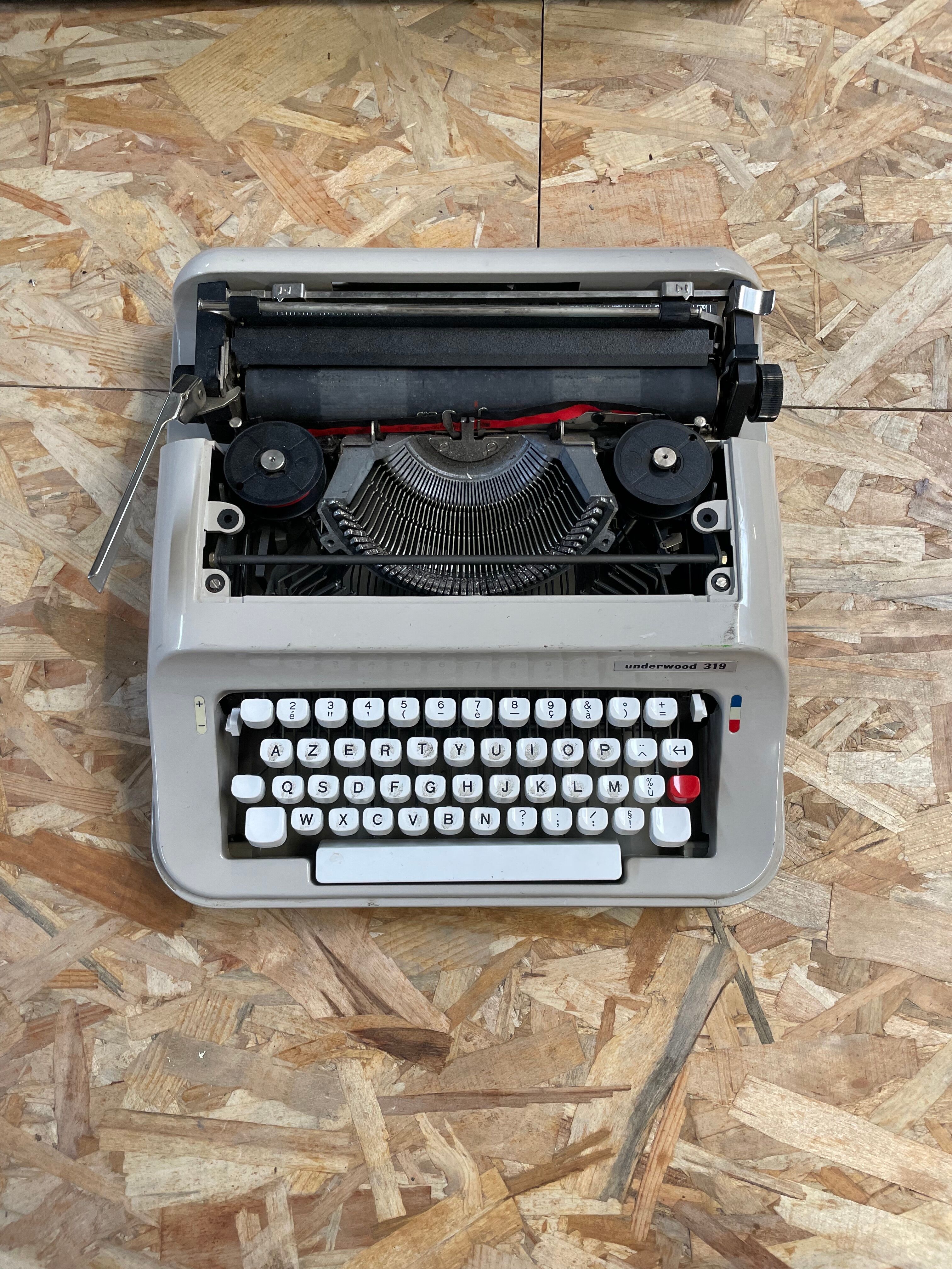 Machine à écrire Underwood 319 fabriqué pour Olivetti.