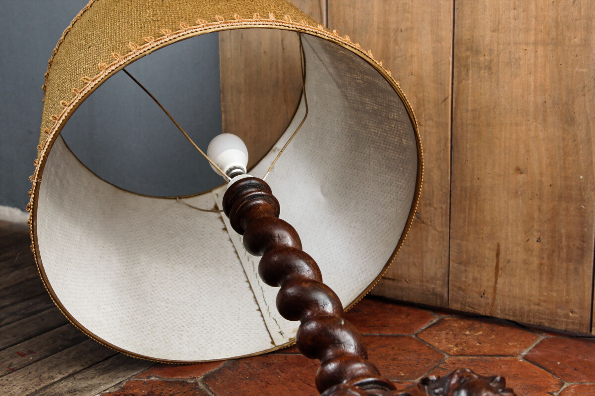 Twisted foot lamp carved in oak