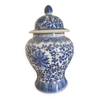 Chinese jar and its lid