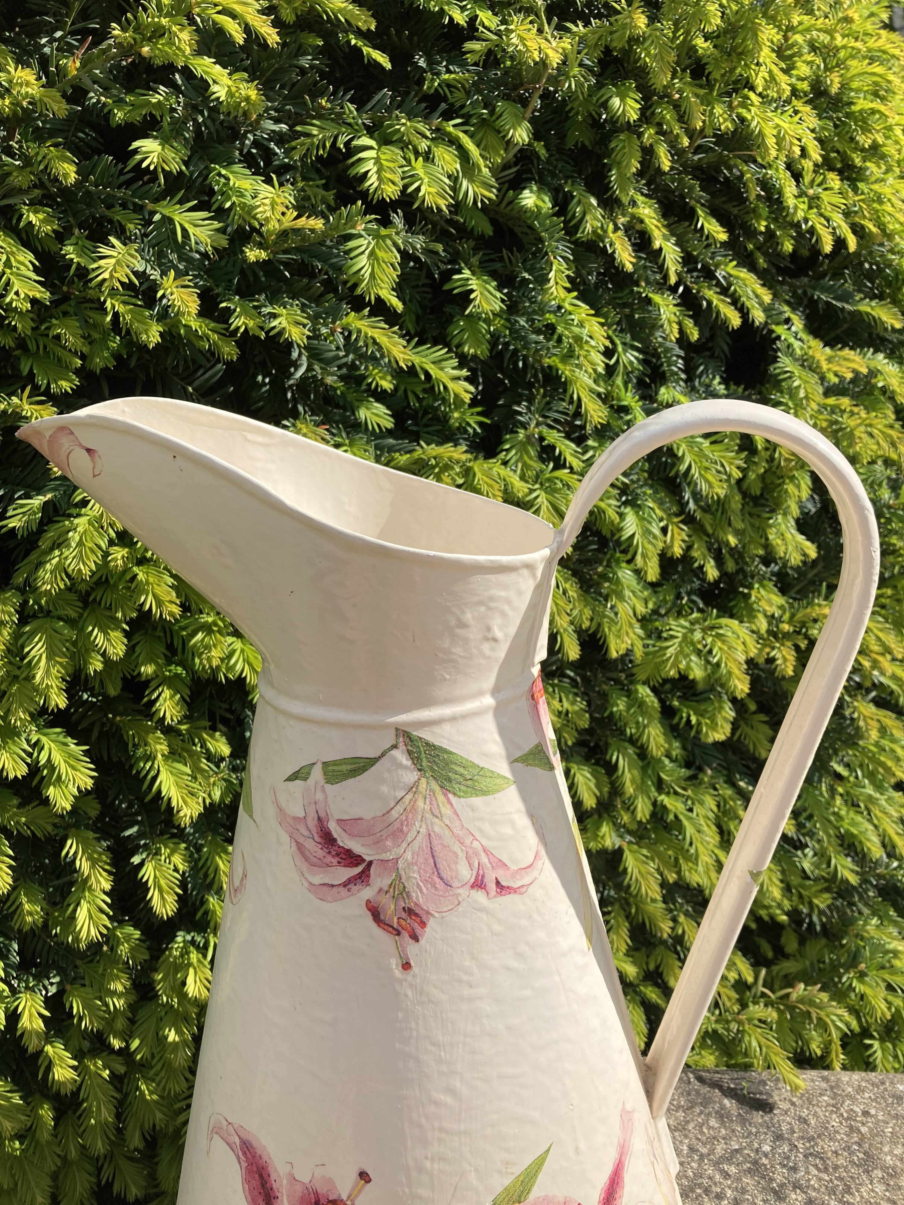 Broc en tôle émaillée « Fleurs de Lys »