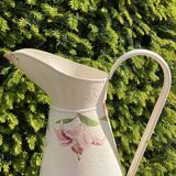 Broc en tôle émaillée « Fleurs de Lys »