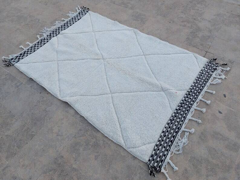 White rug in natural wool, 250cm x 150cm
