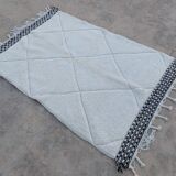White rug in natural wool, 250cm x 150cm