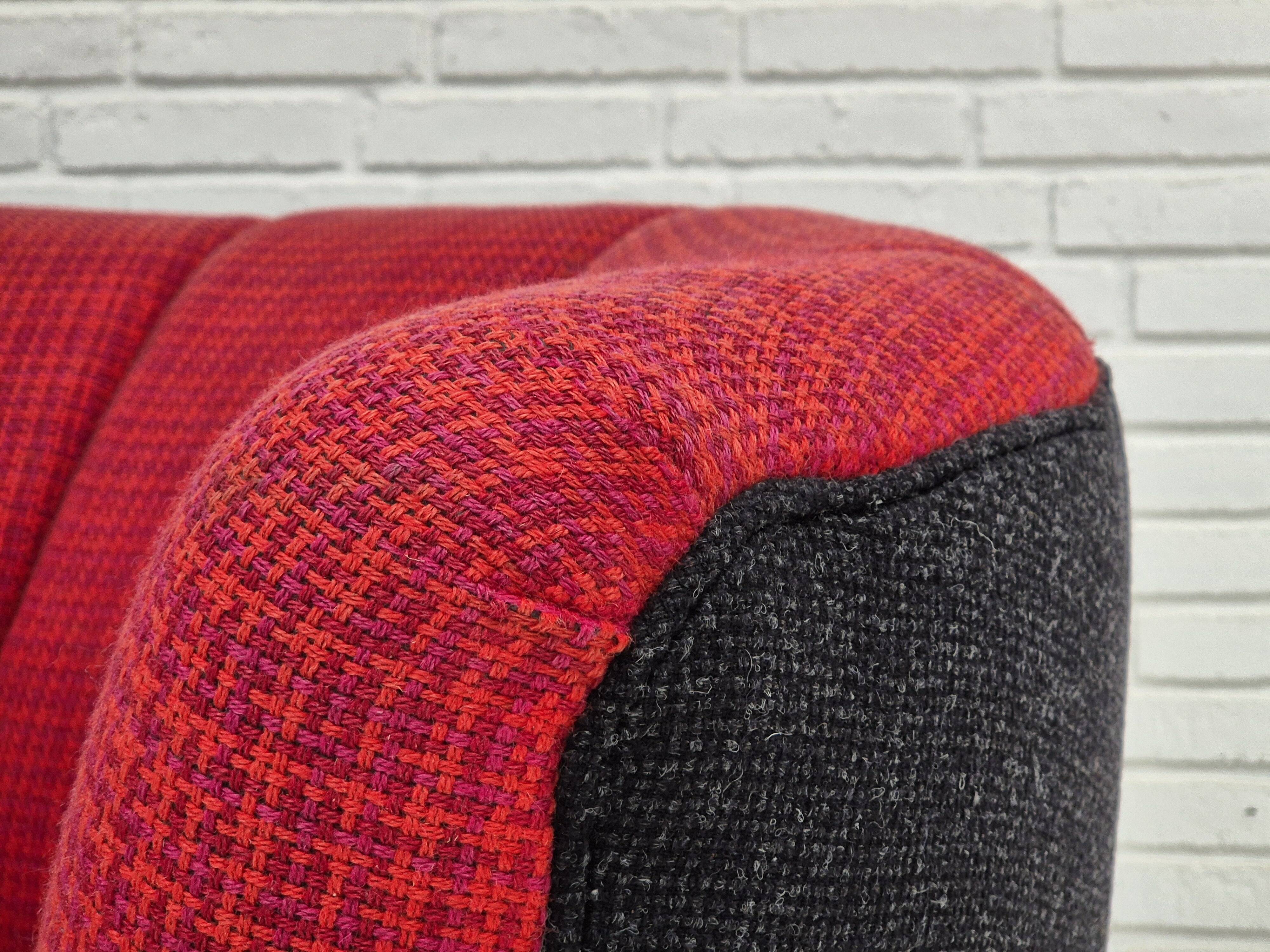 Années 1960, canapé danois 2 places "Banana", meuble en laine, bois de hêtre.