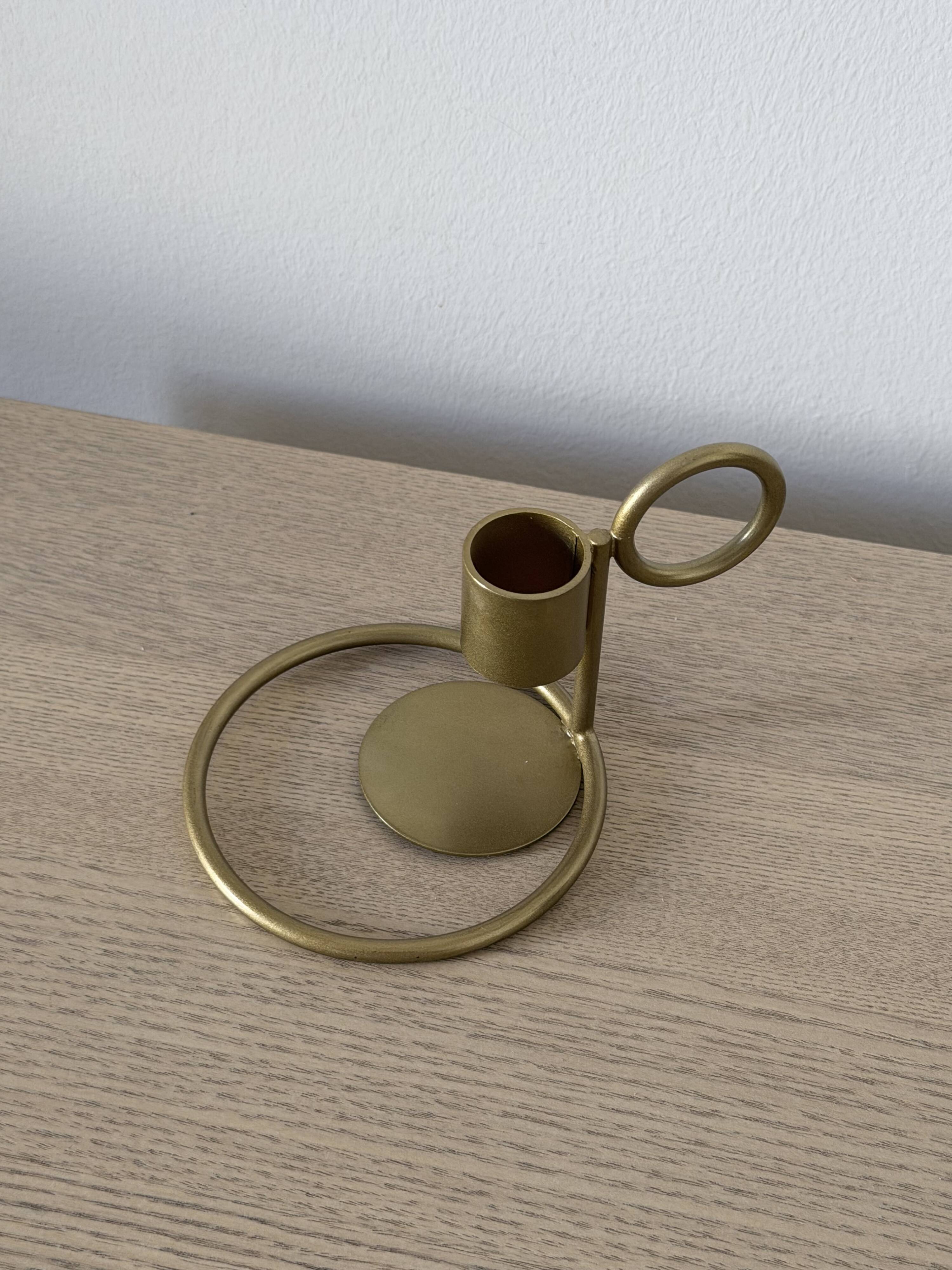 Bougeoir design en métal doré mat