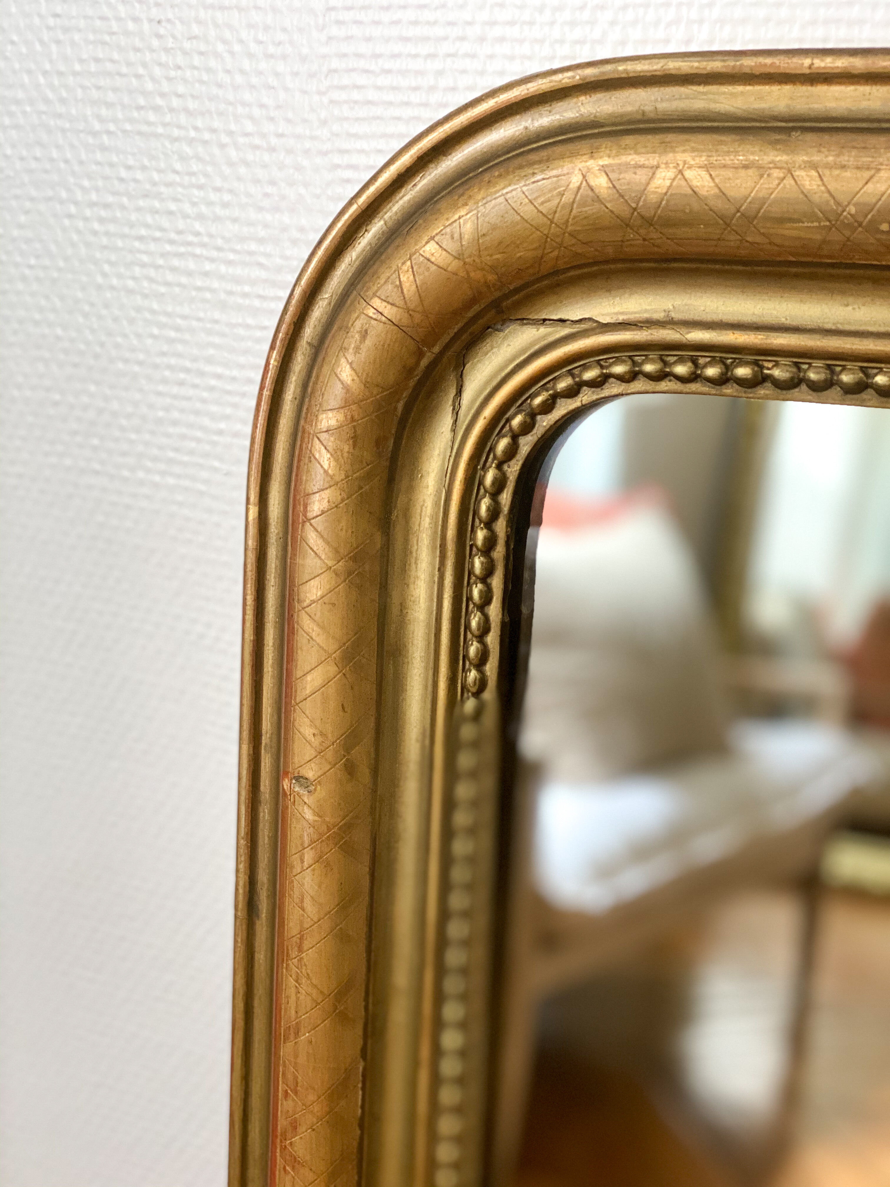 Miroir Louis Philippe perlé doré sculpté 74x98cm