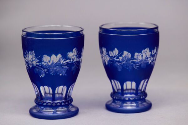 Paire de verres à pied en cristal de Bohême bleu cobalt taillé — Circa 1900