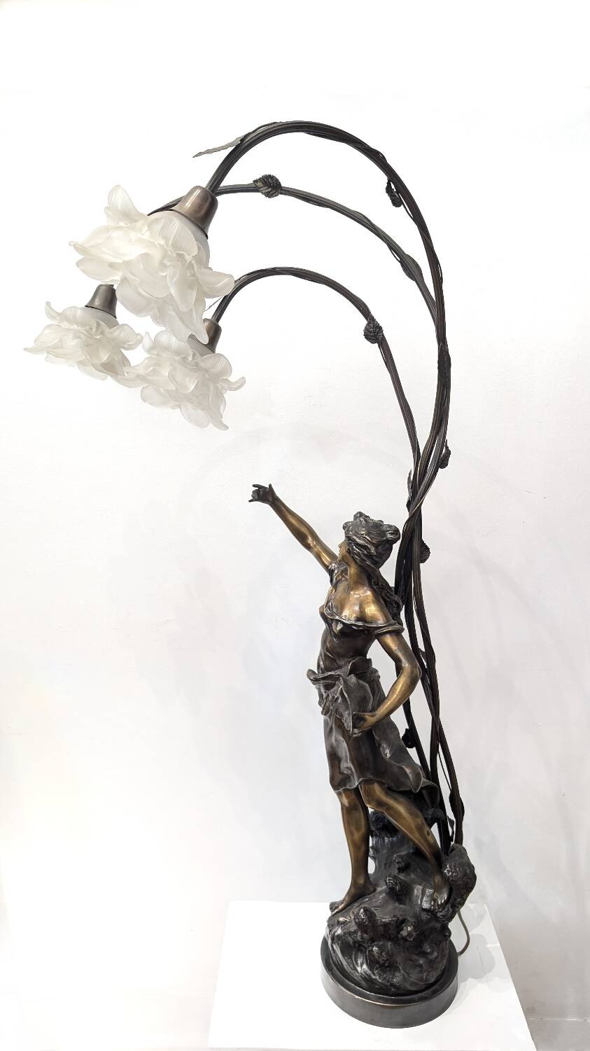 Bronze lamp signed Auguste Moreau – Woman with a shell