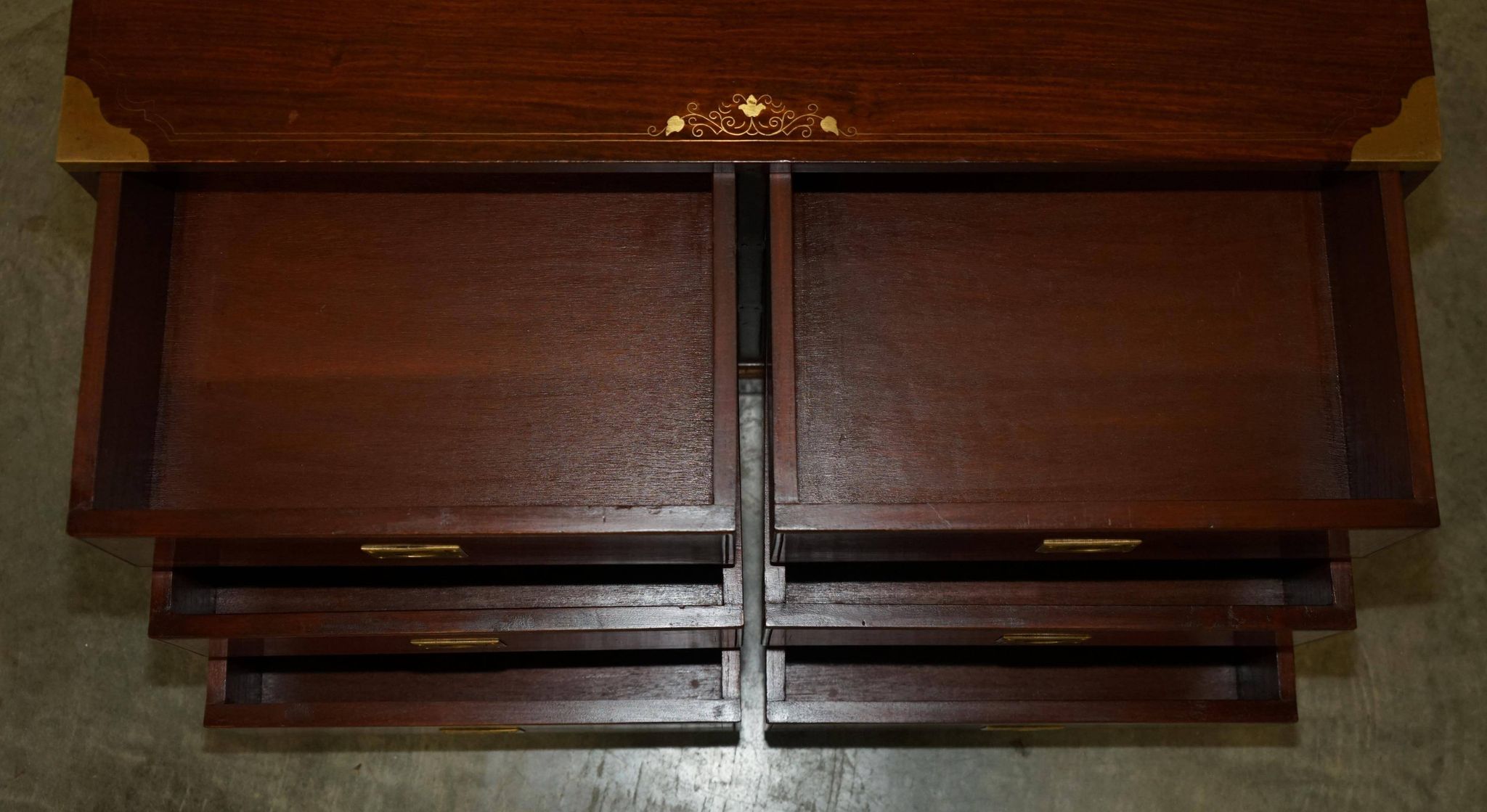 Commode vintage anglo-indienne en bois dur avec incrustations en laiton