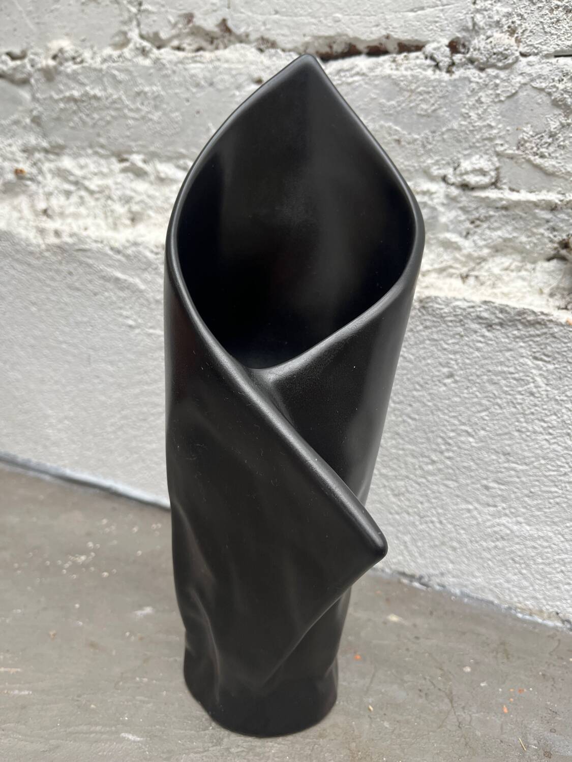 Vintage design vase signed Carol mc Nicoll, publisher stamp