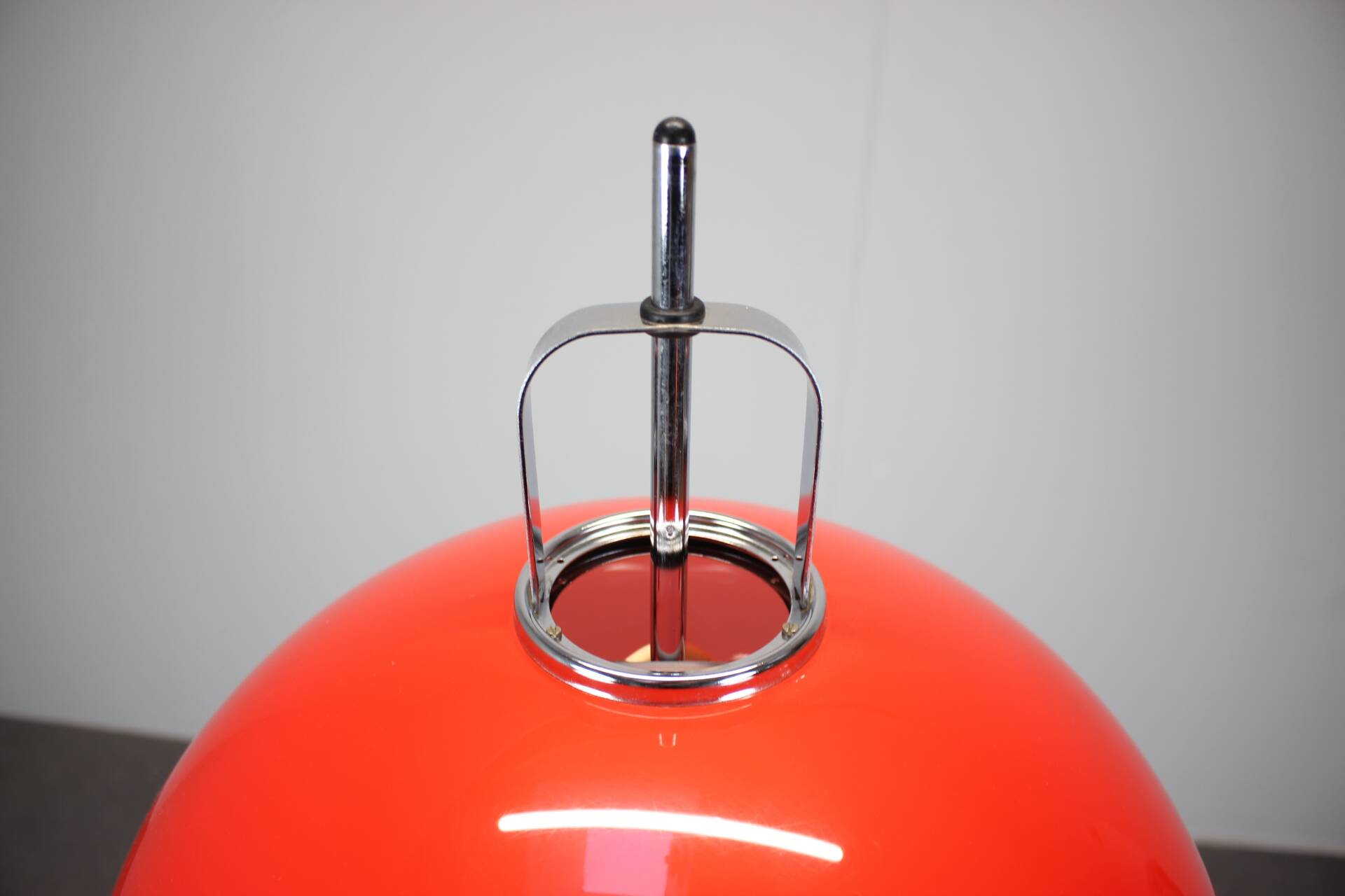 Lampadaire Space Age Guzzini Meblo en plastique et métal chromé, Italie années 1970