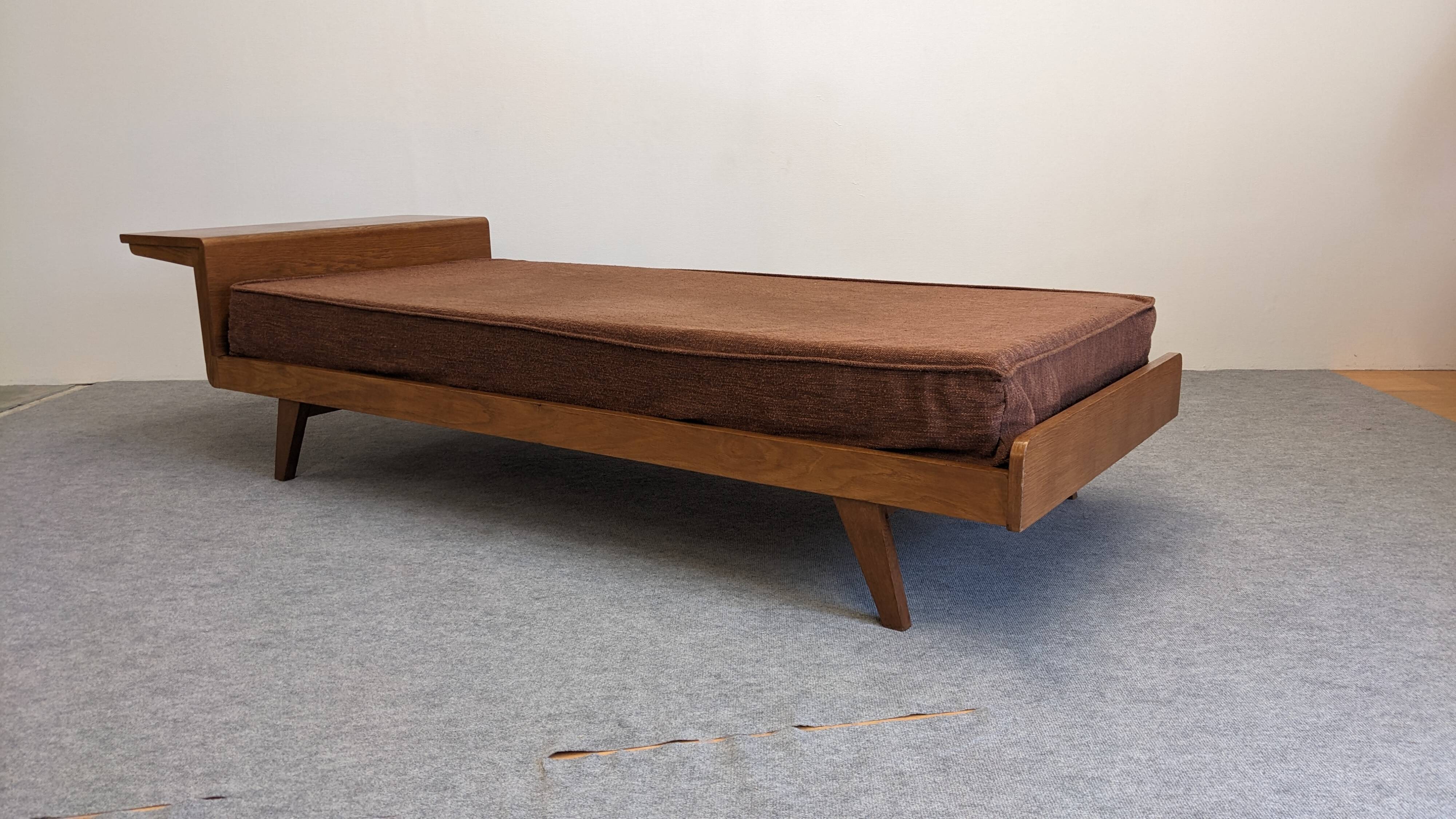 Daybed,  banquette ou lit de repos de style scandinave, France vers 1960