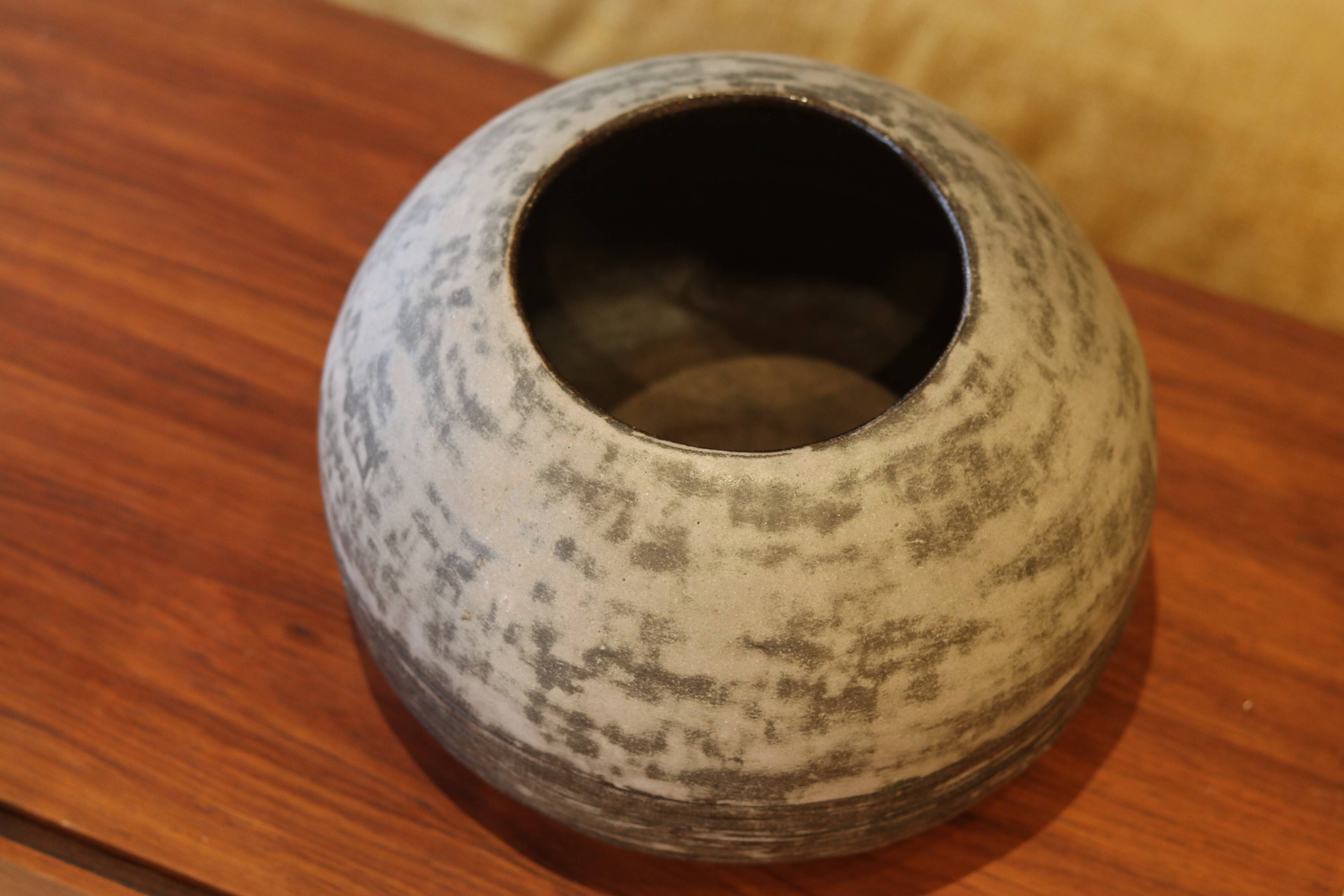 Vase boule en grès émaillé, tons gris-bleu nuancé, circa 1960