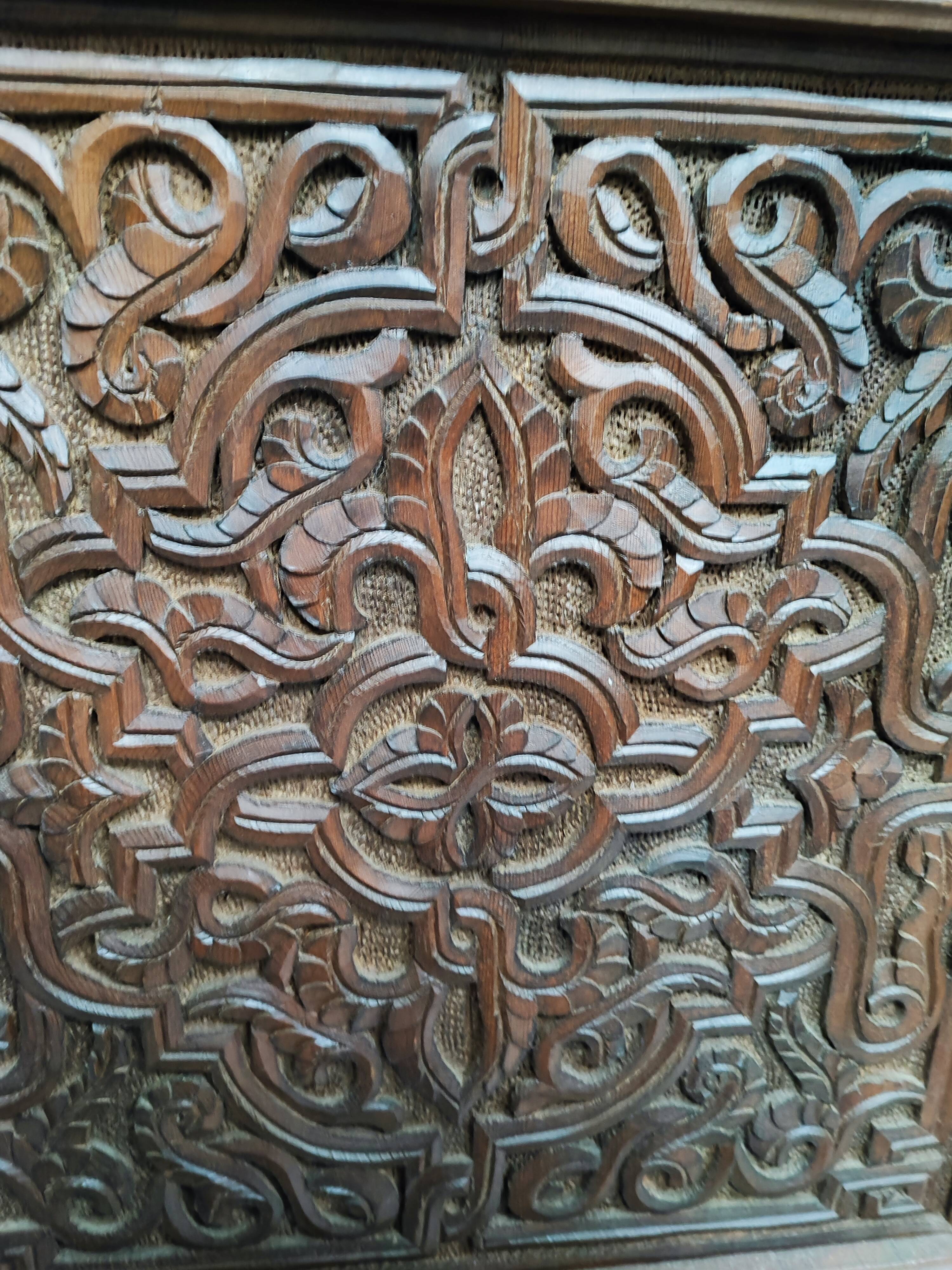 Ancien coffre en bois sculpté oriental
