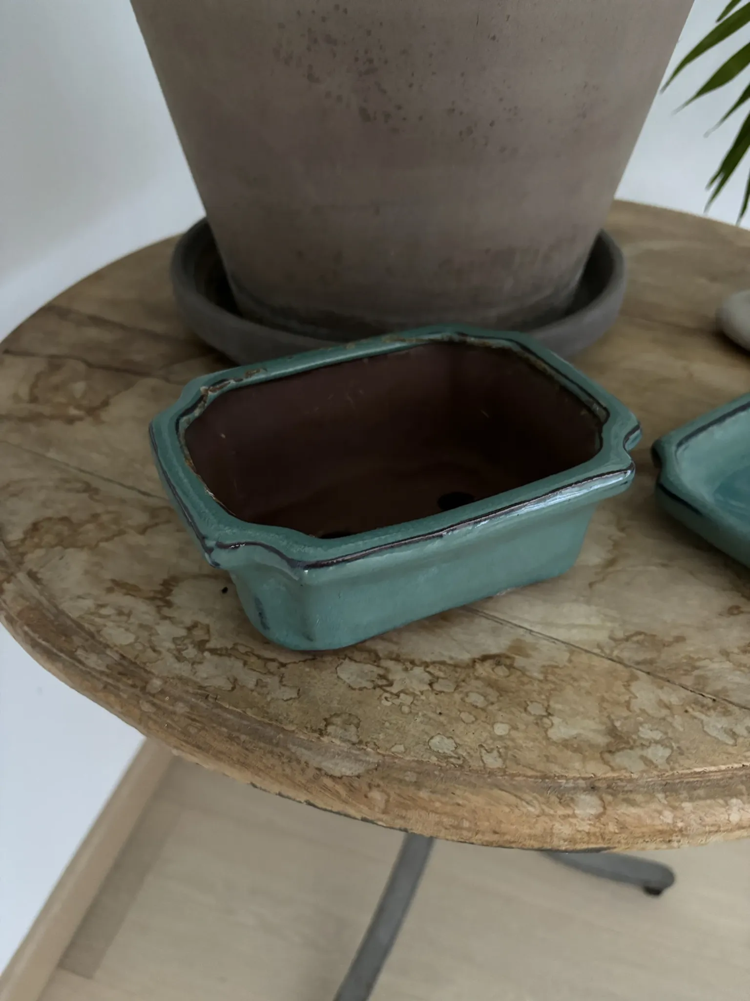 Light green ceramic flower pot