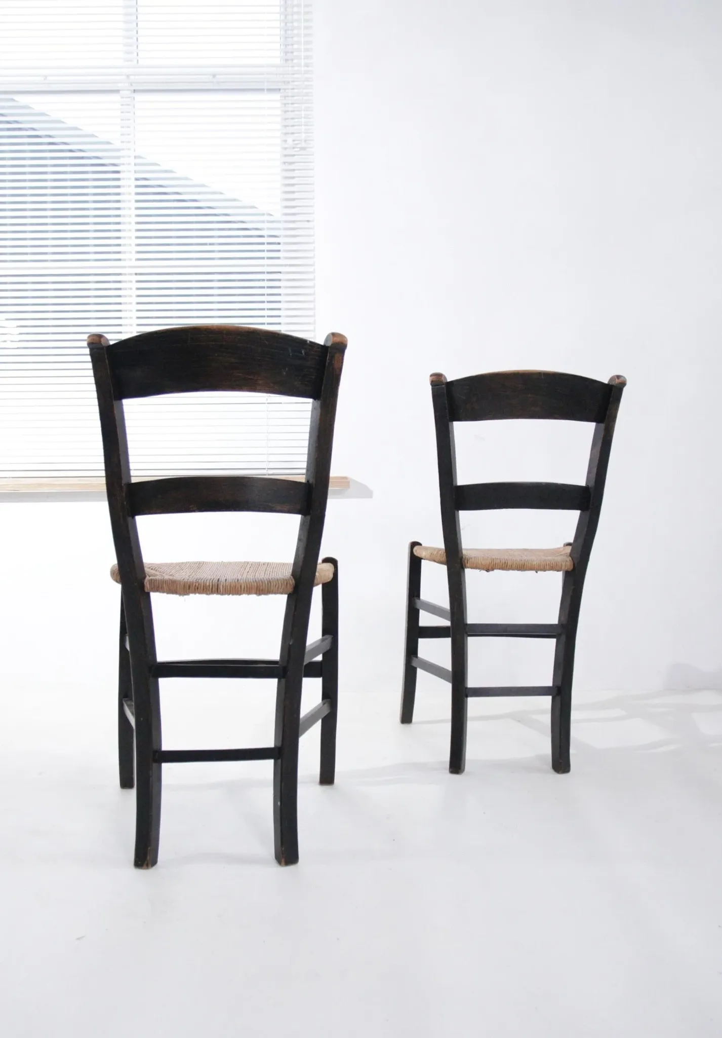 Set of 2 rustic French chairs with rush seats