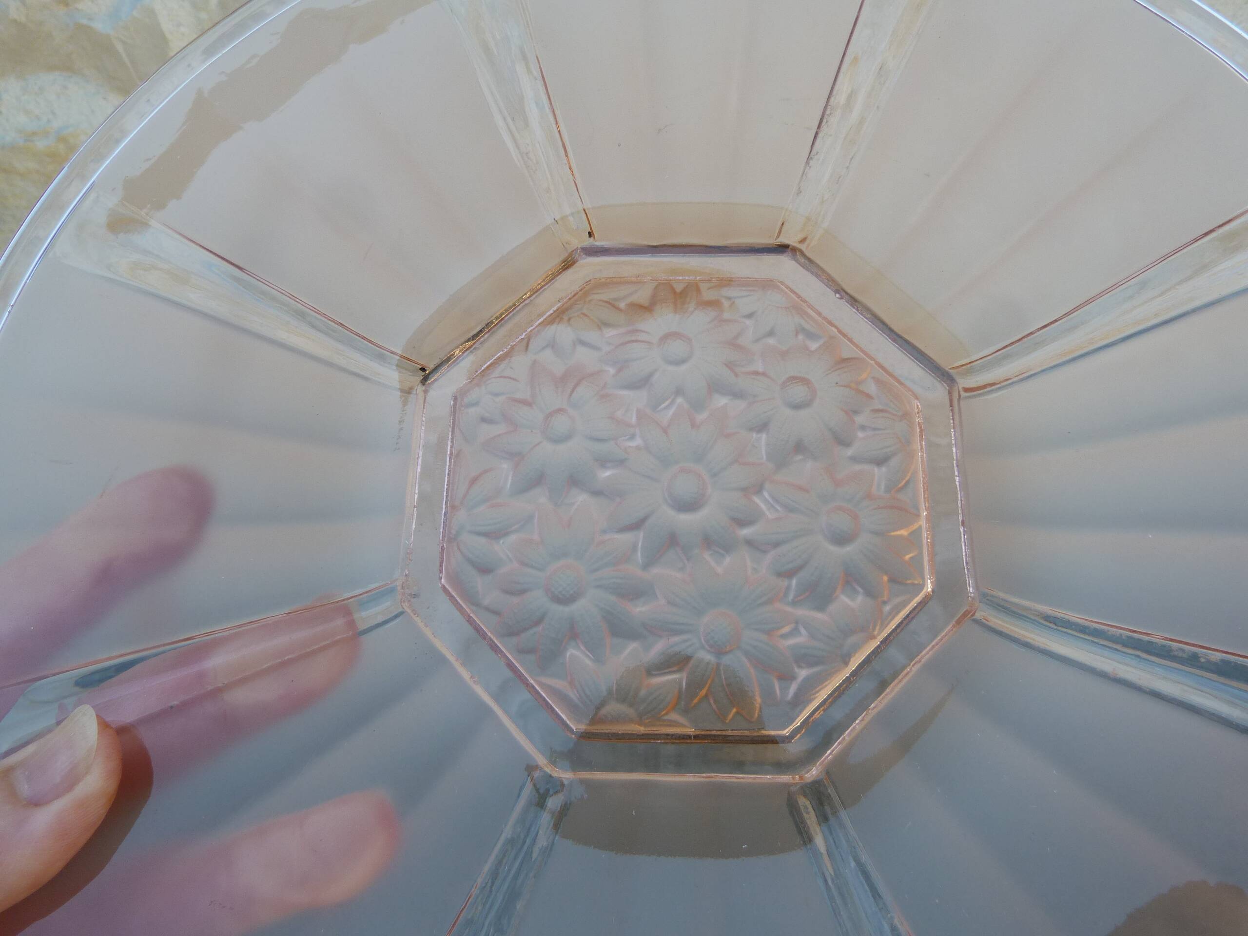 Art Deco plate in moulded pressed glass with a daisy pattern.
