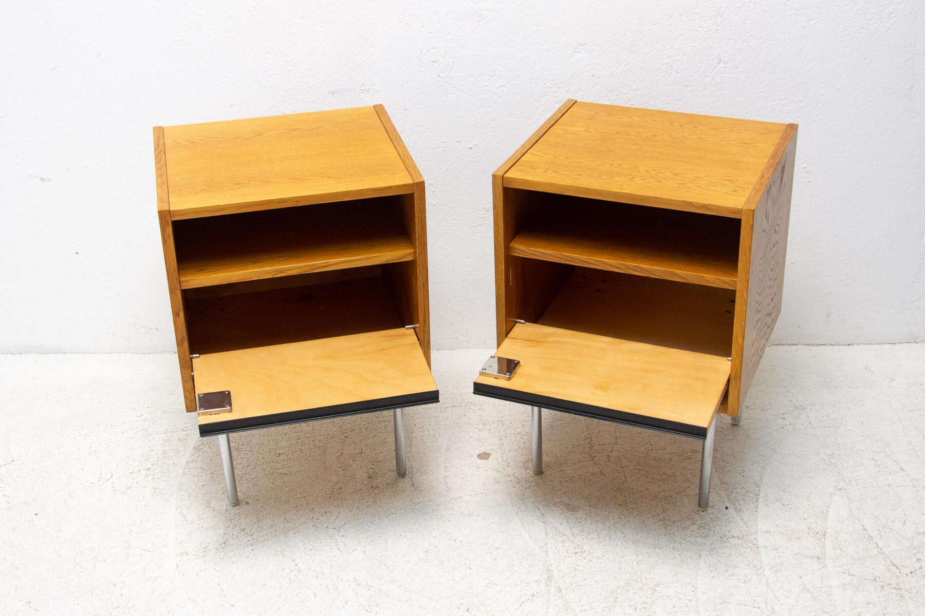Paire de tables de chevet du milieu du siècle, années 1960, Tchécoslovaquie