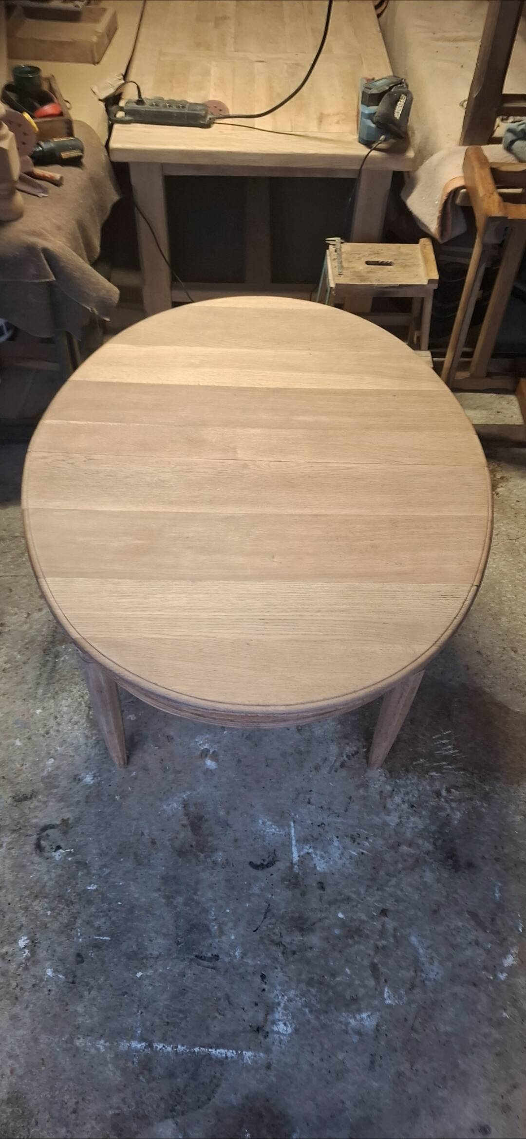 Extendable oval table