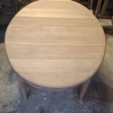 Extendable oval table