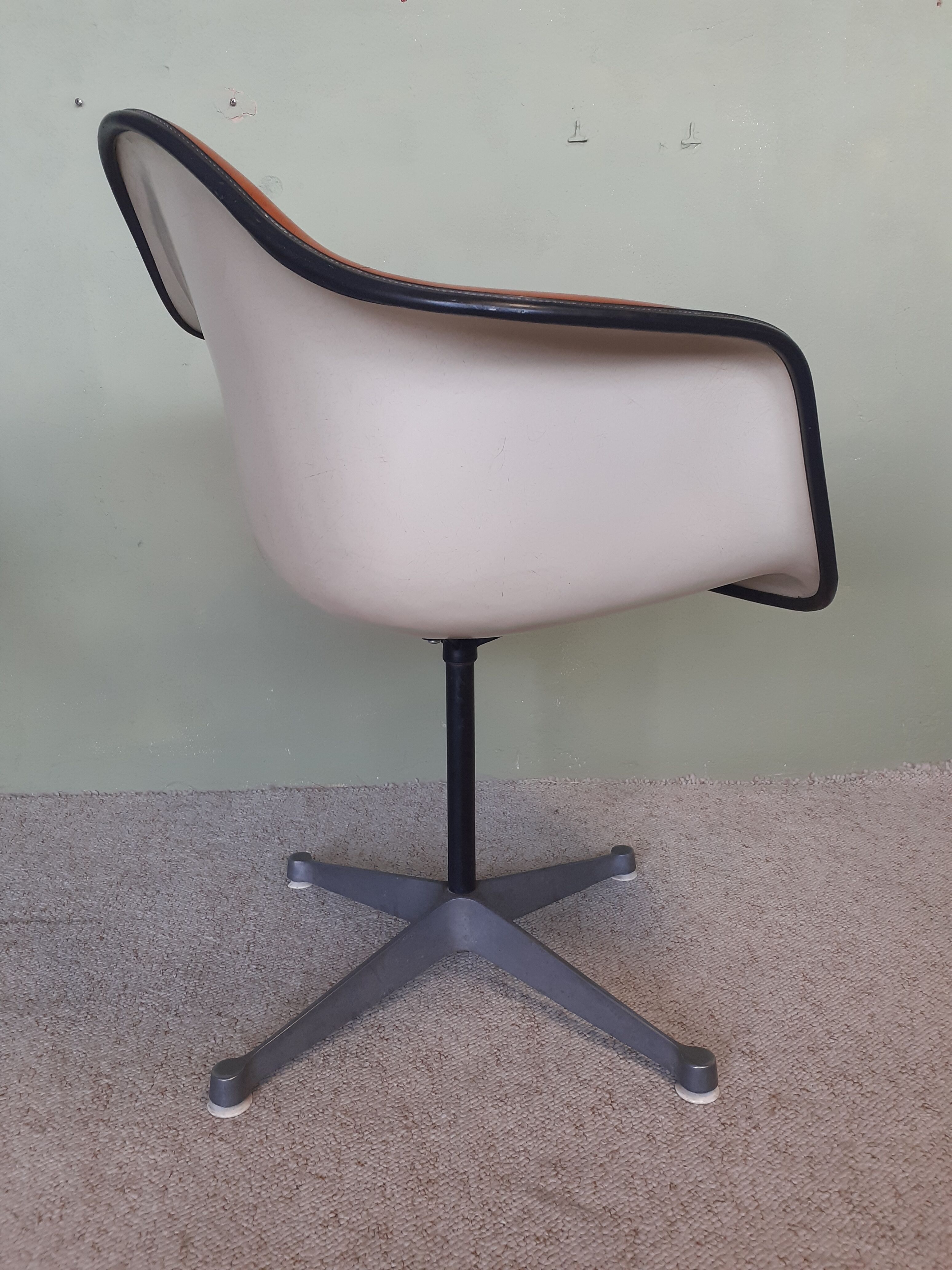 Swivel and adjustable office chair by Charles and Ray Eames, ed. Herman Miller