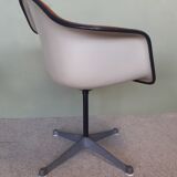 Swivel and adjustable office chair by Charles and Ray Eames, ed. Herman Miller